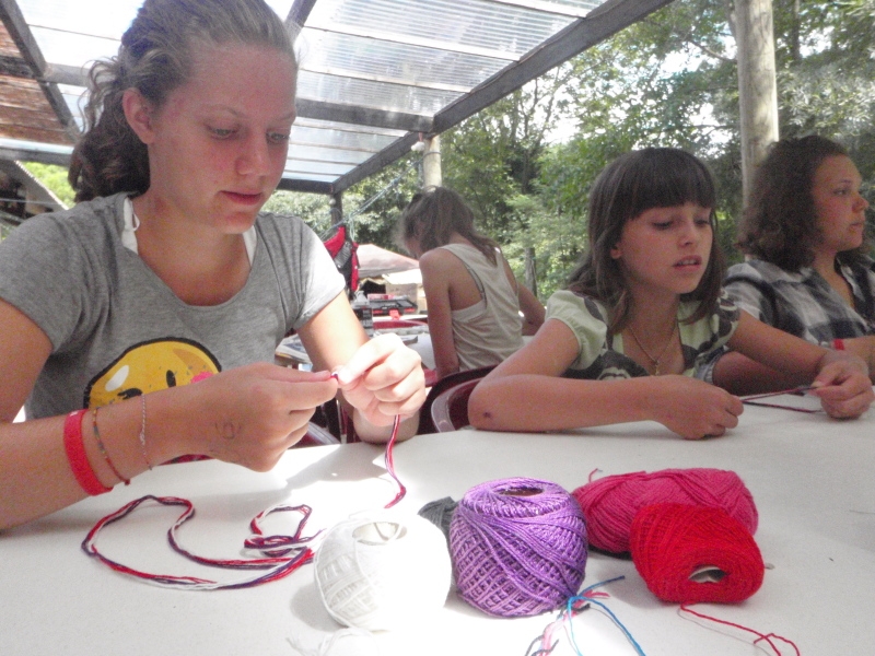 Village Camps International Summer Camp Ard&egrave;che, France 2019-07-26 https://www.villagecamps.com/journals_admin/images/77-6-Making bracelets 1.jpg